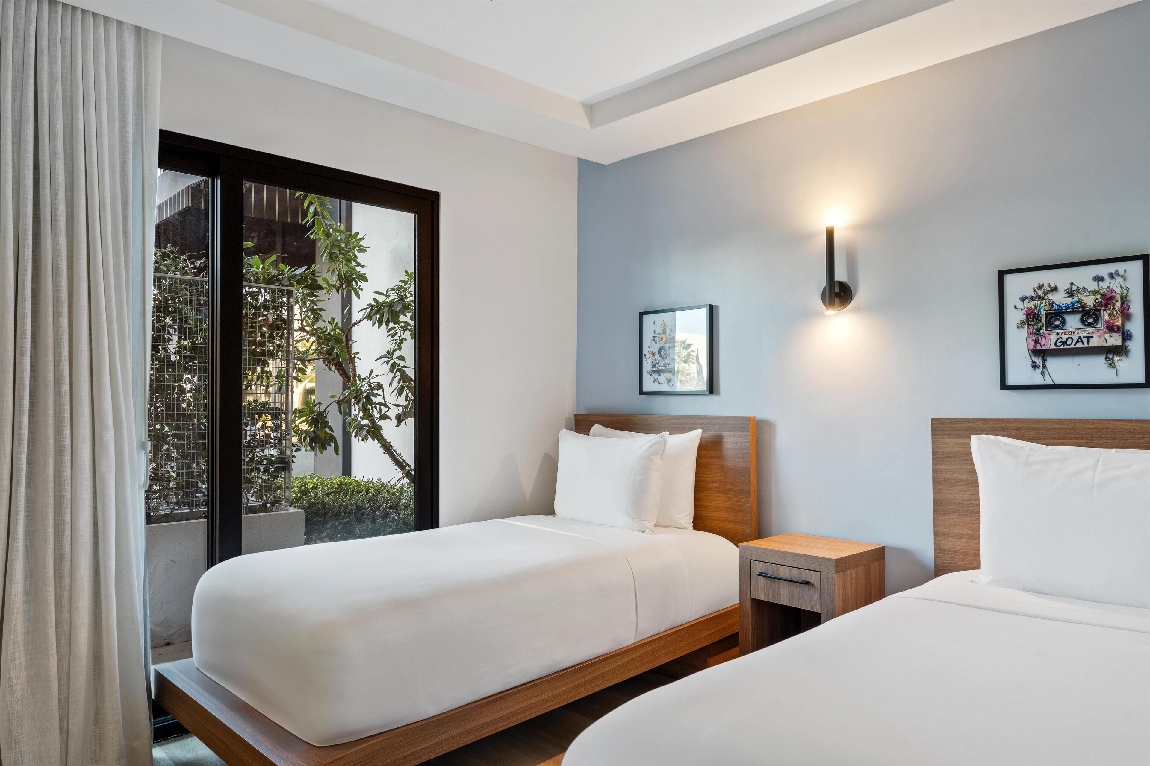 Standardzimmer, 2 Einzelbetten (Roll-In Shower) | 1 Schlafzimmer, Pillowtop-Betten, Zimmersafe, individuell dekoriert