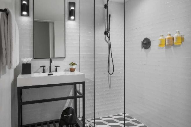 淋浴設備、名牌盥洗用品、吹風機、毛巾