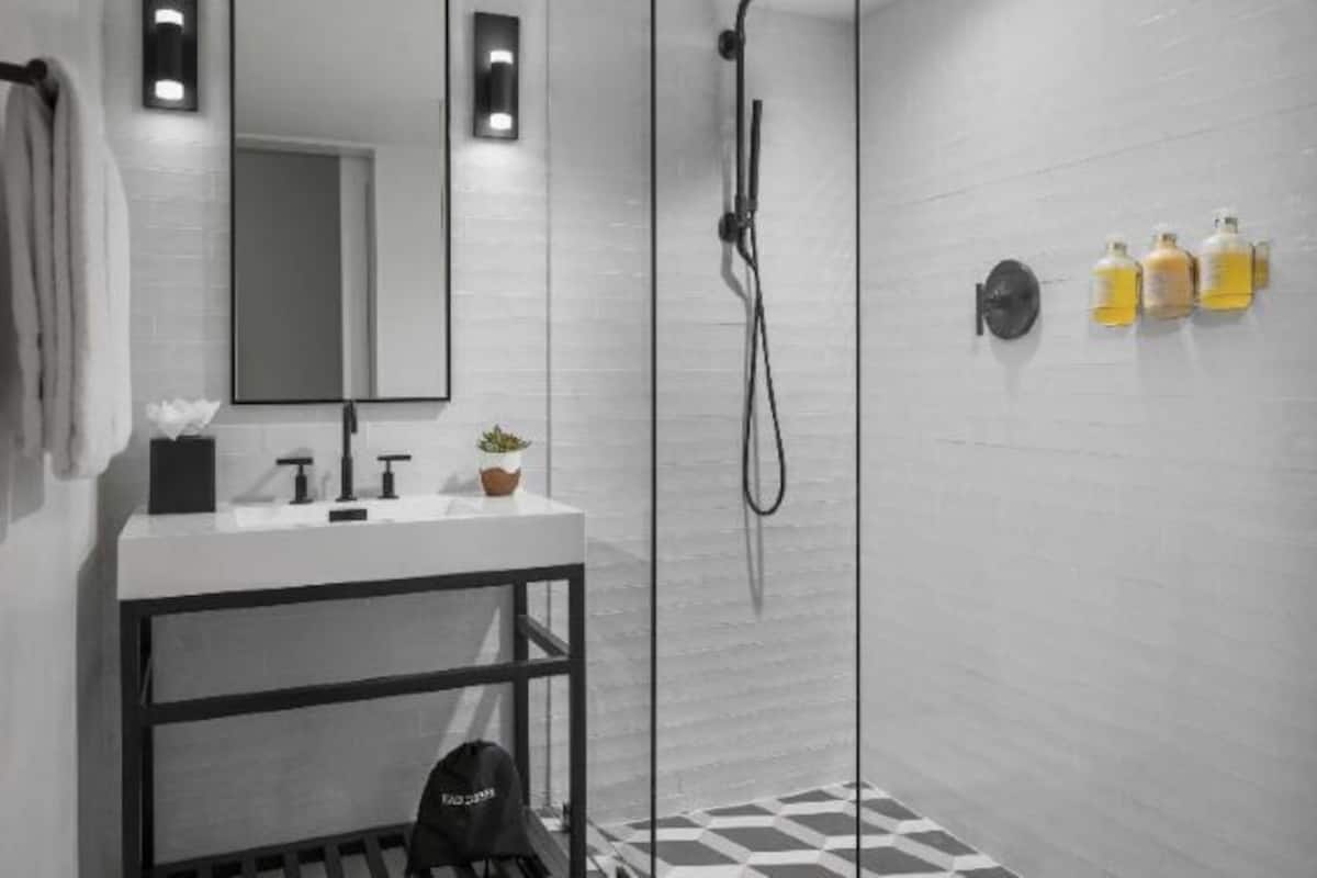 Dusj, designertoalettartikler, hårføner og håndklær