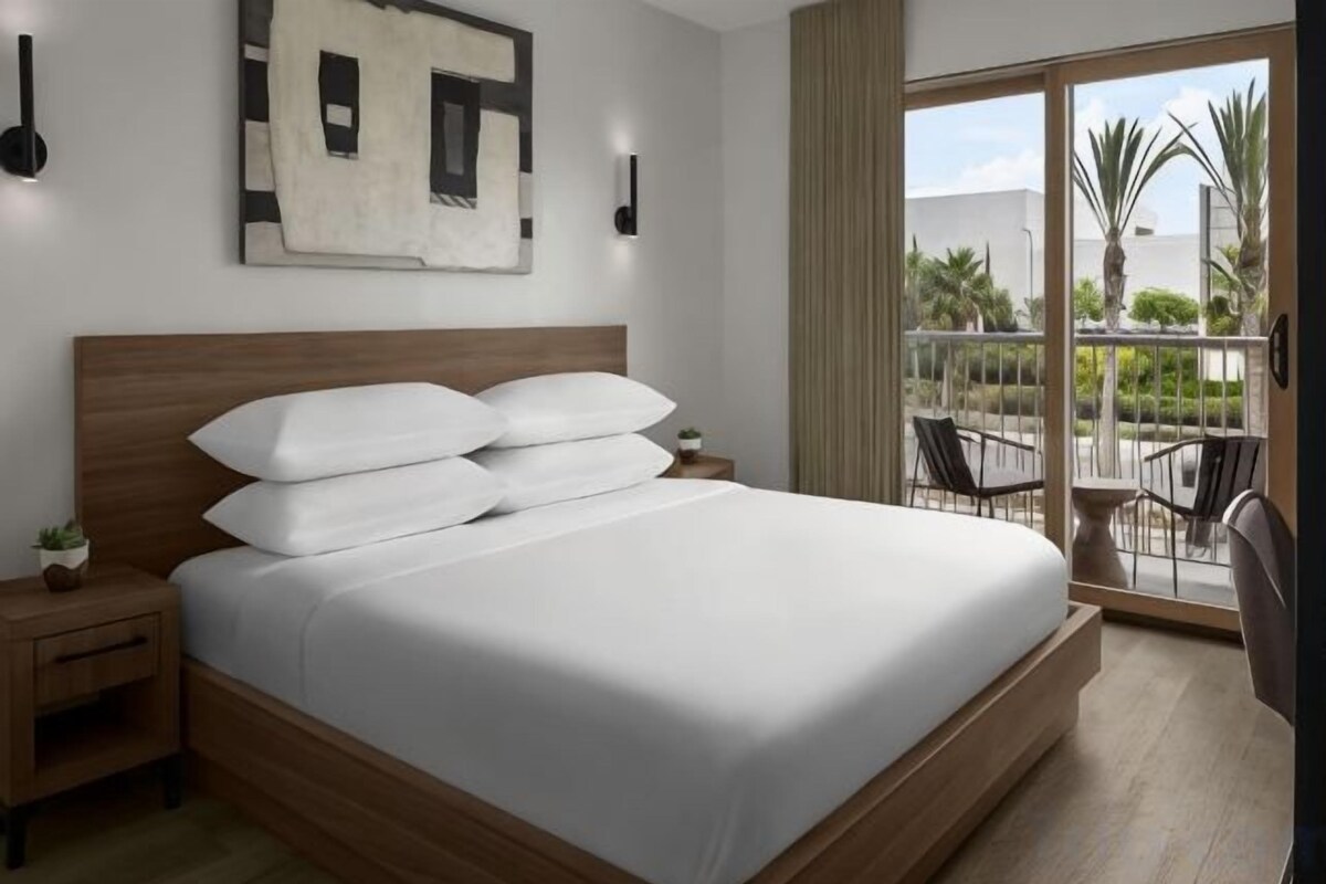 King Room With Balcony And Roll-in Shower-Mobility Accessible