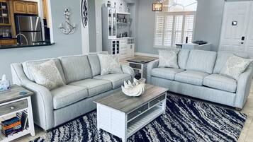 Smart-TV, DVD-Player, BĂŒcher, Stereoanlage