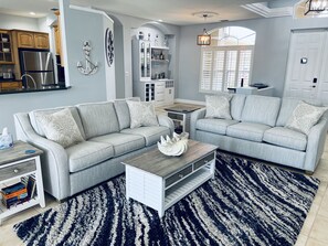 TV connectée, lecteur de DVD, livres, chaîne hi-fi