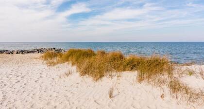 Sea Salt Cottage: Your Tranquil Getaway 3 min to beach