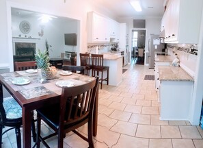 Dining - 4 bedroom home 10 mins from Master's tournament (Martinez)