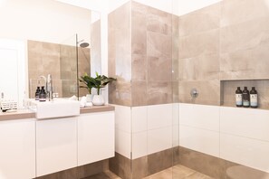 Shower - Spacious Home for Families (Brunswick)