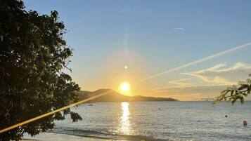 In Strandnähe, Liegestühle, Strandtücher