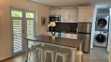 Geladeira, micro-ondas, fogão, cooktop