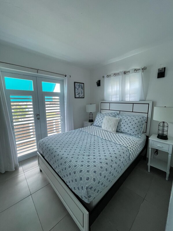 3 habitaciones, escritorio y tabla de planchar con plancha 