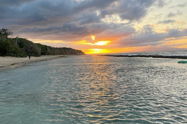 Perto da praia, espreguiçadeiras, toalhas de praia