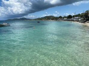 Playa en los alrededores, camastros y toallas de playa 