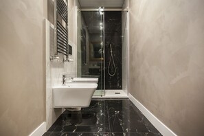 Douche, sèche-cheveux