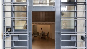 Un intérieur moderne comprenant un coin repas, un escalier et une vue sur la rue.