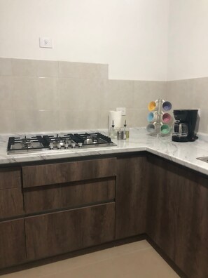 Kjøleskap, mikrobølgeovn, ovn og kaffetrakter/tekoker