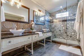 Een douche, een haardroger, handdoeken, zeep