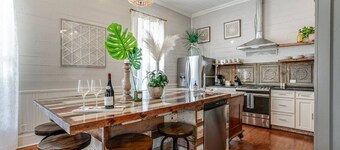 7 Bed Home Pool & Pool Table Mins to DT And Pearl