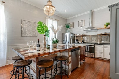 7 Bed Home Pool & Pool Table Mins to DT And Pearl