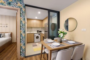 Appartamento familiare, 2 camere da letto | Cucina privata | Frigorifero, microonde, piano cottura, pentole/stoviglie/utensili