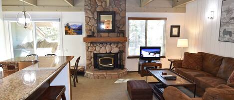 تلفزيون، مدفأة، كرة قدم الطاولة، تنس طاولة