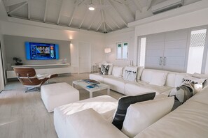 Fernseher, DVD-Player, Bücher