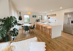 Interior - Sully’s Beach House: 45 seconds to beach, sleeps 7 (Mount Maunganui)
