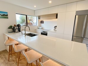 Fridge, oven, stovetop, dishwasher - Sully’s Beach House: 45 seconds to beach, sleeps 7 (Mount Maunganui)