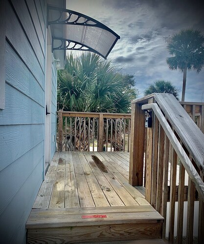  across the street from Ocean Center& walking distanceto BEACH