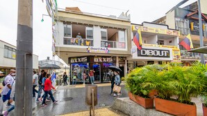 A commercial area with shops including 'Glamour & Moda' and 'DIBOUT'.