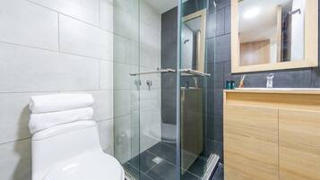 Ducha, artículos de tocador gratuitos, toallas, jabón
