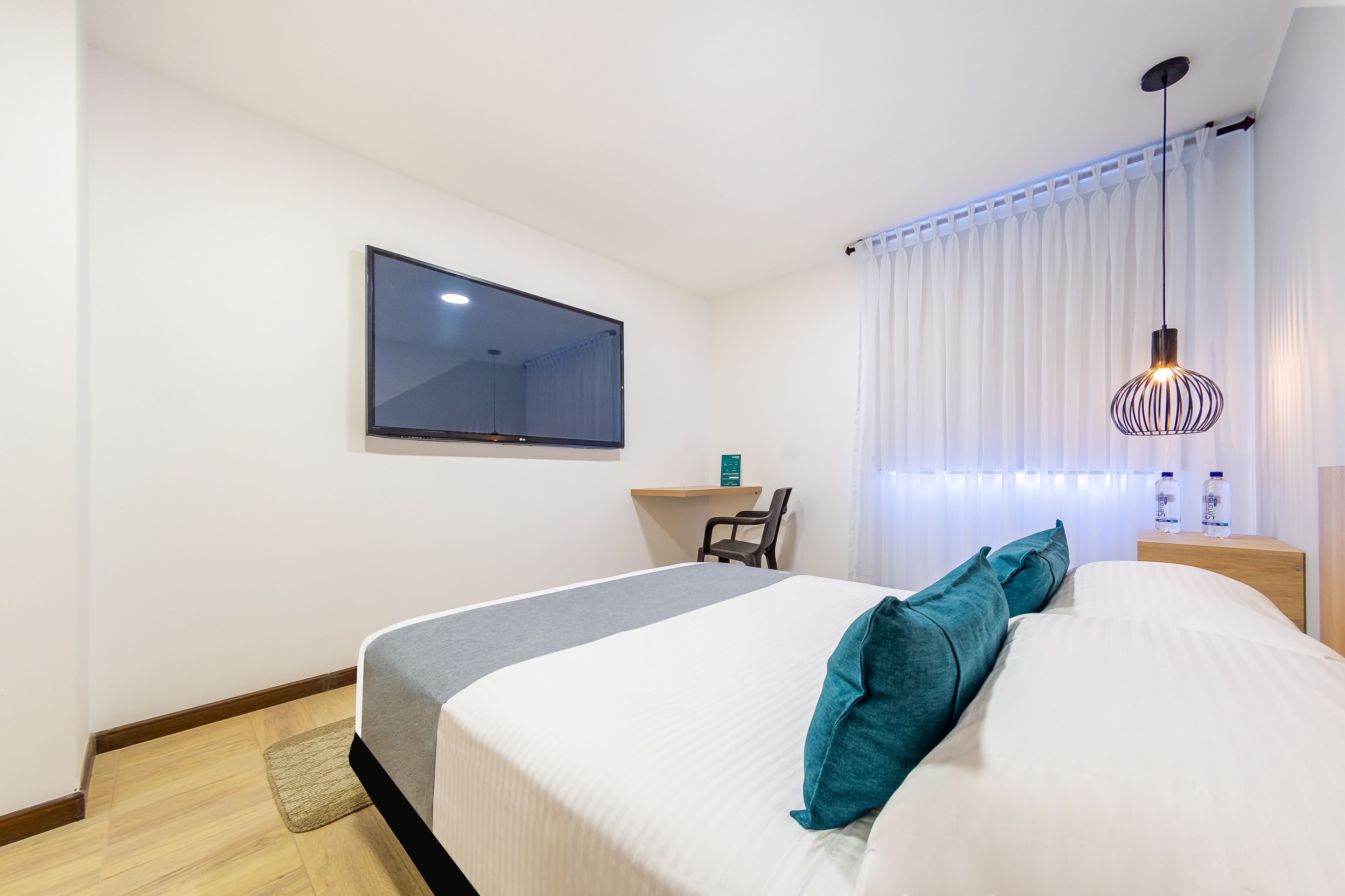 Hypo-allergenic bedding, free WiFi, bed sheets