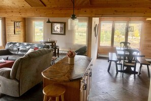 Smart-tv, eldstad och böcker