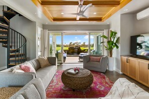 Una Smart TV, videojuegos, libros, un reproductor estéreo