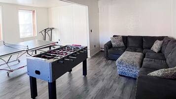 Smart TV, chimenea, futbolito y tenis de mesa