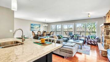 Smart TV, fireplace