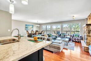 Smart TV, fireplace - Bay Mount Chalet with Sauna (Meaford)