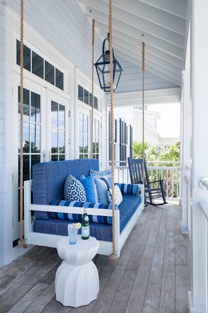 House, 5 Bedrooms | Balcony