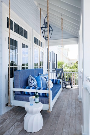 House, 5 Bedrooms | Balcony