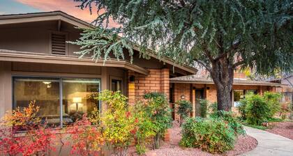 Sedona Serene Retreat, Amazing Views & Hot Tub! Walk to Hiking Trails!