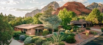 Sedona Serene Retreat, Amazing Views & Hot Tub! Walk to Hiking Trails! 