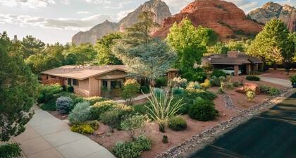 Sedona Serene Retreat, Amazing Views & Hot Tub! Walk to Hiking Trails!