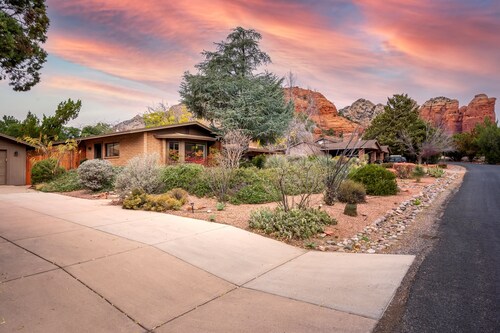 Sedona Serene Retreat, Amazing Views & Hot Tub! Walk to Hiking Trails!