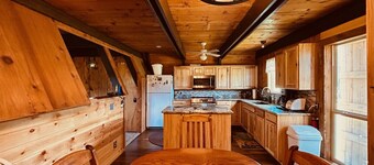 Hole In 1 is a cozy cabin just 25 mins from YNP with AC and is golf course front