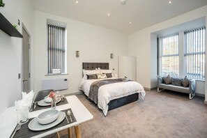 1 bedroom, WiFi, bed sheets - Exquisite Serviced Studio with private parking (Huddersfield)