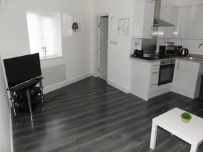 Fridge, microwave, oven, stovetop - Captivating 1-Bedroom Apartment in Bolton (Bolton)
