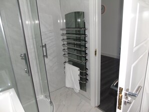 Shower, hair dryer, towels - Captivating 1-Bedroom Apartment in Bolton (Bolton)