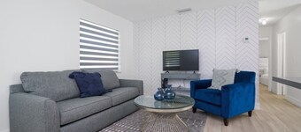 Cozy Blue Door Duplex, Central in Cutler Bay