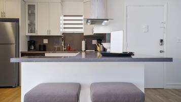 Réfrigérateur, micro-ondes, four, plaque de cuisson