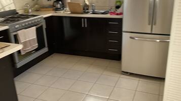 Réfrigérateur, micro-ondes, cafetiÚre/bouilloire