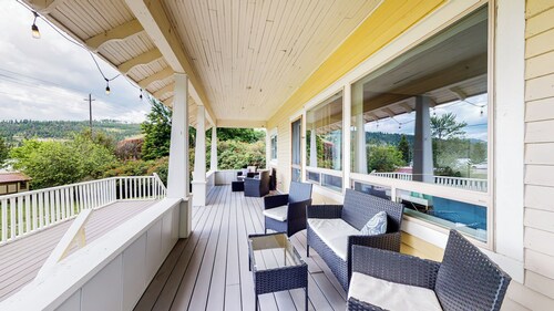 Cozy 1-bedroom home across from Flathead Lake!