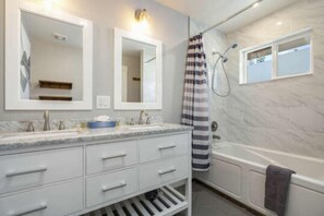 House, 4 Bedrooms | Bathroom