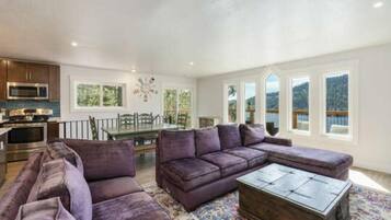 House, 4 Bedrooms | Living room